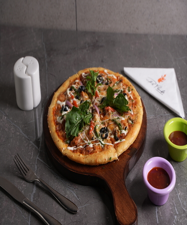Delicious Pepperoni e Salami pizza topped with melted cheese, vibrant bell peppers, and fresh herbs. Enjoy this flavorful dish at De Flambe, a top-rated restaurant in Islamabad, perfect for casual dining and sharing with friends.