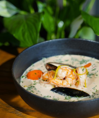 Seafood Chowder at The De Flambe Restaurant, Blue Area, Elysium Tower, Islamabad – Creamy and flavorful seafood soup served with fresh ingredients.