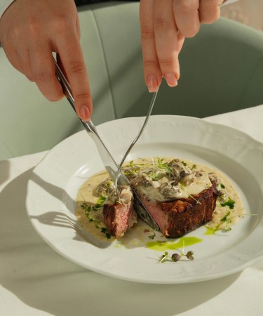 Chateaubriand Steak at De Flambe restaurant, Blue Area, Elysium Tower, Islamabad – near PIMS Hospital and Centaurus Mall (F-7, F-8, G-7, G-8). A perfect dish for steak lovers in Islamabad.